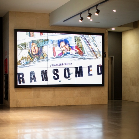 Maxi schermo con il poster di 'Ransomed' all'interno di The Space Cinema Moderno di Roma