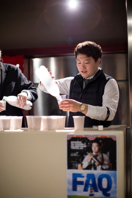 Bartender Taeyeol Kim durante la preparazione del cocktail