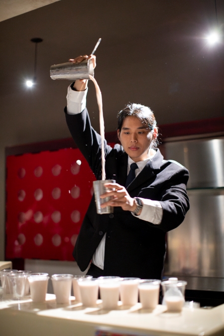 Preparazione del cocktail a base di makgeolli 'Primare(chun)'