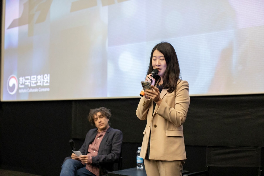 Direttore dell'Istituto Culturale Coreano Yejin Chun durante i saluti di presentazione