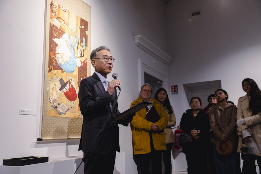 '한복입은 서양동화' 전시회 개막식 중 축사를 하시는 김준구 주이탈리아대한민국대사 모습