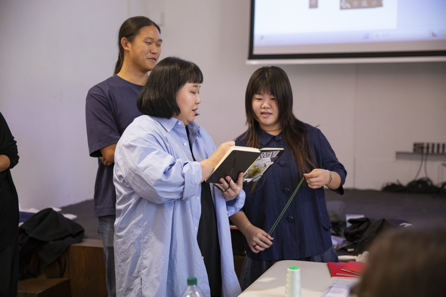 국립로마미술대학교(Accademia di Belle Arti) 학생 대상 한복 디자인 워크숍 모습