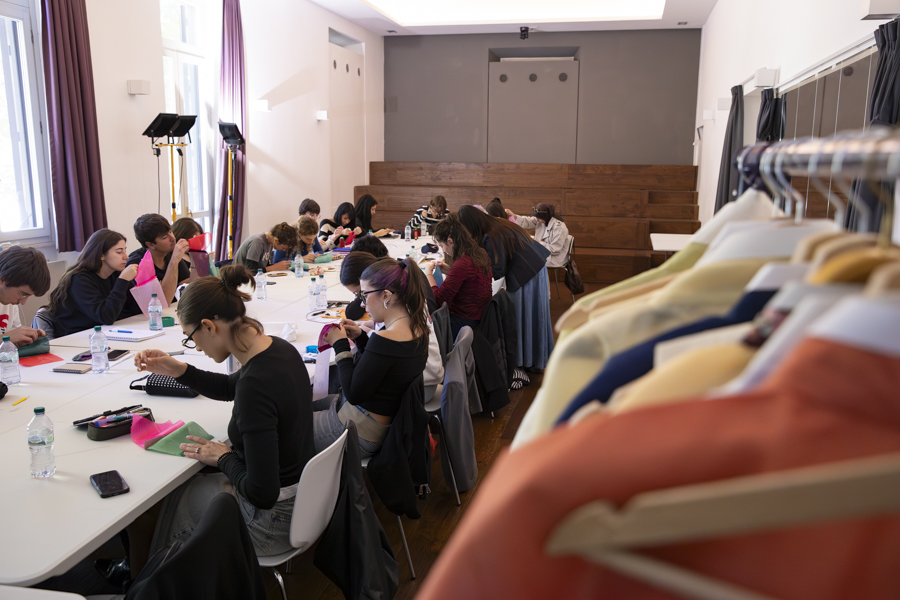 국립로마미술대학교(Accademia di Belle Arti) 학생 대상 한복 디자인 워크숍 모습