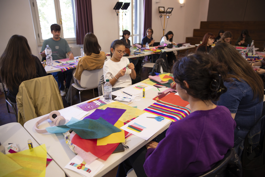 국립로마미술대학교(Accademia di Belle Arti) 학생 대상 한복 디자인 워크숍 모습