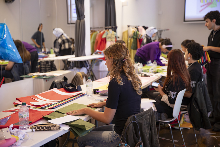 국립로마미술대학교(Accademia di Belle Arti) 학생 대상 한복 디자인 워크숍 모습