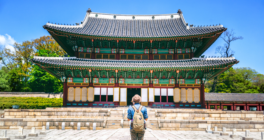 한국 전통 건축물 앞의 관광객