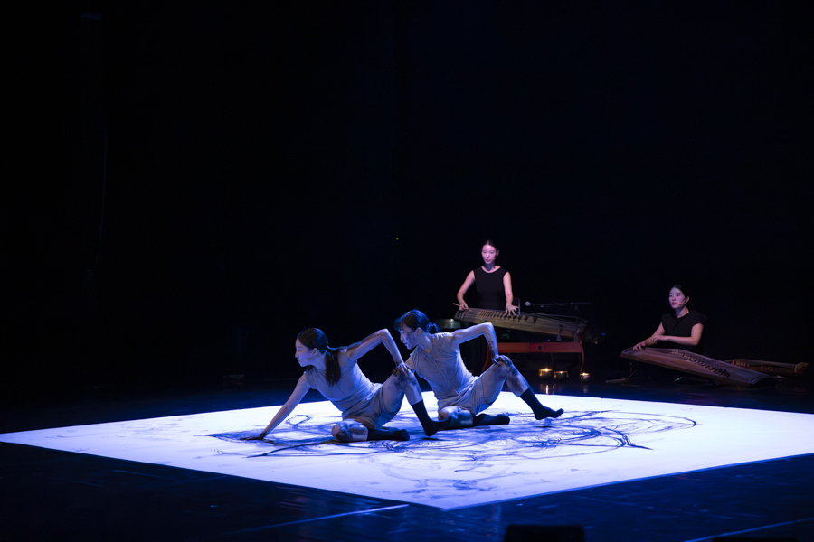 바리와 로마에서 개최된 현대무용 공연 <제(祭), 타오르는 삶> 모습