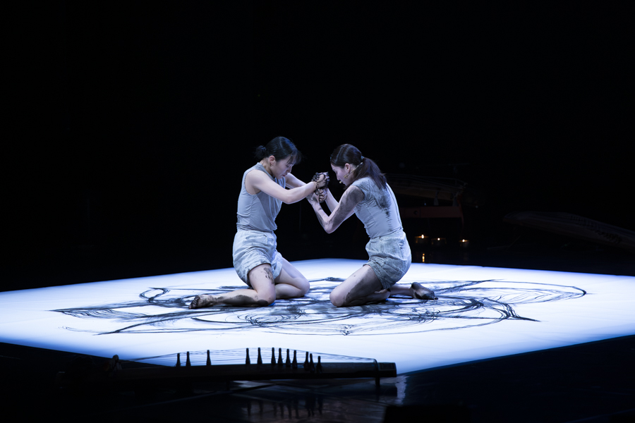 바리와 로마에서 개최된 현대무용 공연 <제(祭), 타오르는 삶> 모습