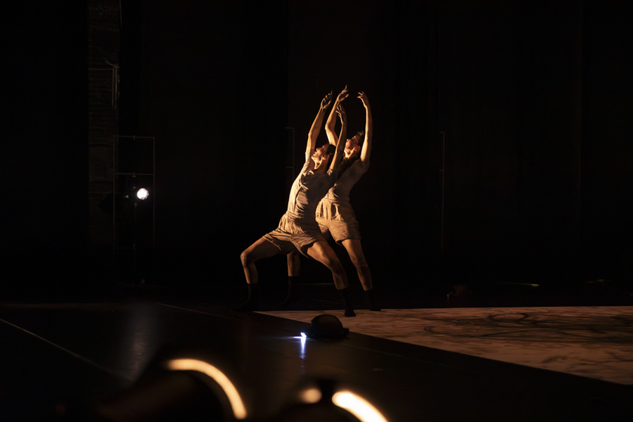 바리와 로마에서 개최된 현대무용 공연 <제(祭), 타오르는 삶> 모습