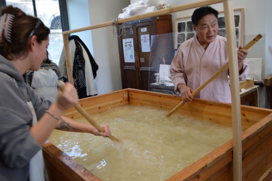 국립로마미술대학교에서 진행된 안치용 한지장 워크숍 모습