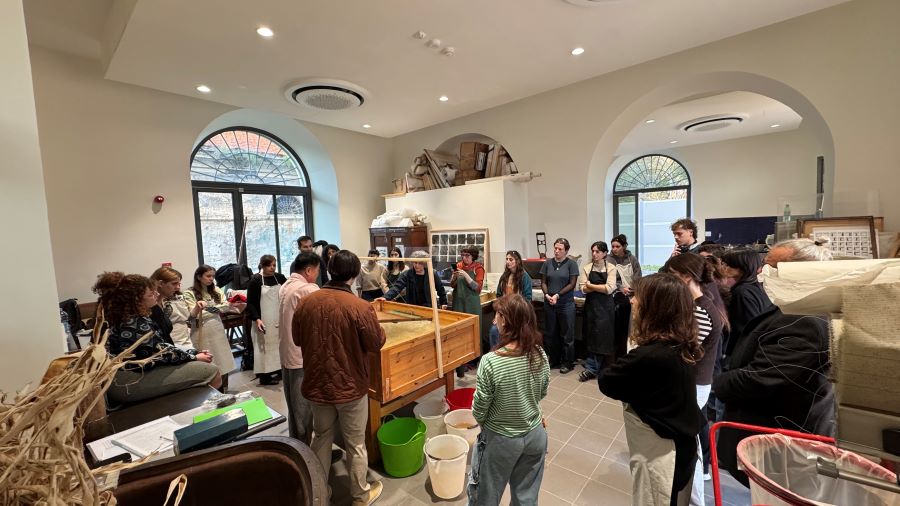 국립로마미술대학교에서 진행된 안치용 한지장 워크숍 모습