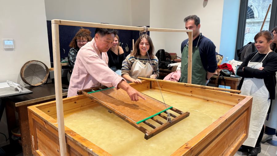 국립로마미술대학교에서 진행된 안치용 한지장 워크숍 모습