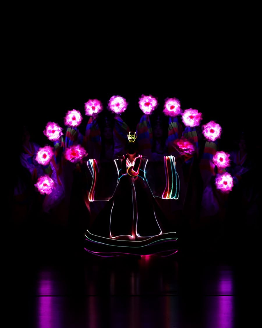 Harmony of Light 생동감 그룹 LED 댄스 공연 모습