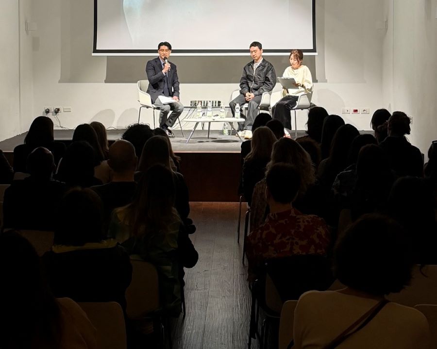 STILL MOVING 전시 탁영준 작가 및 김민정 큐레이터와의 토크쇼 모습