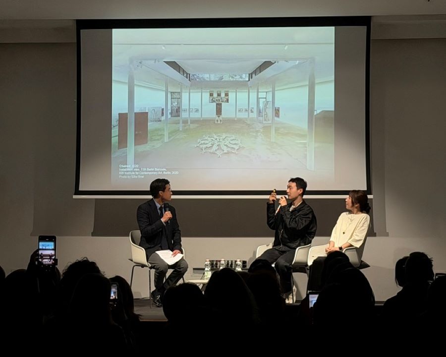 STILL MOVING 전시 탁영준 작가 및 김민정 큐레이터와의 토크쇼 모습