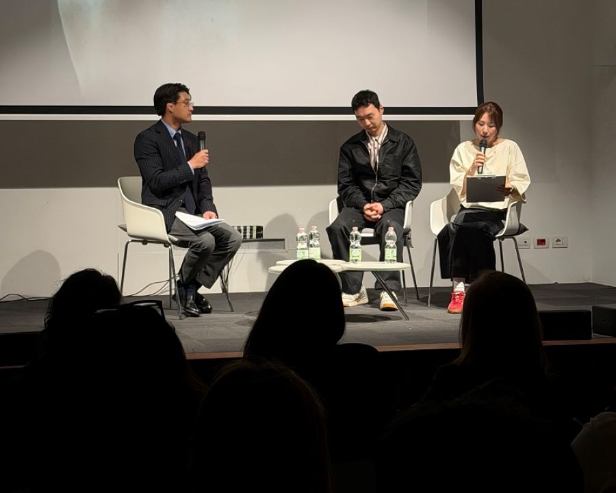 STILL MOVING 전시 탁영준 작가 및 김민정 큐레이터와의 토크쇼 모습