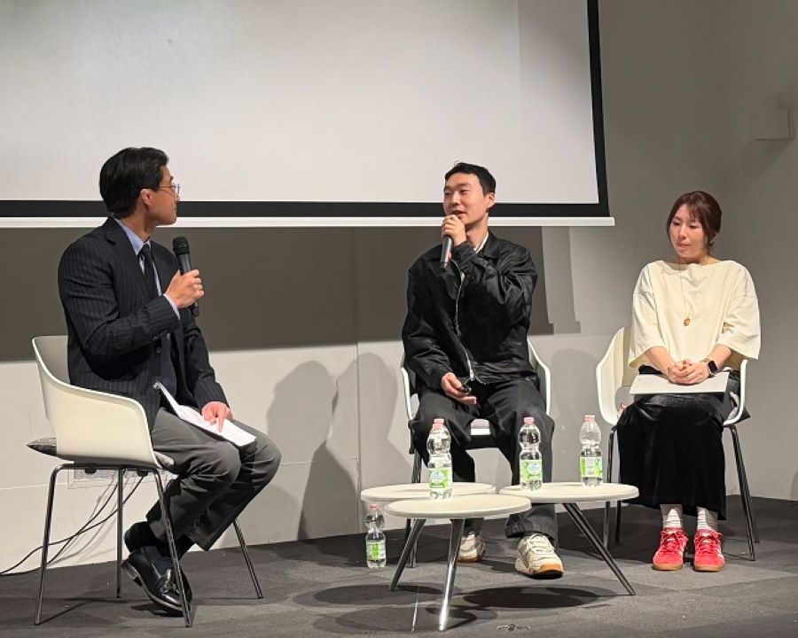 STILL MOVING 전시 탁영준 작가 및 김민정 큐레이터와의 토크쇼 모습