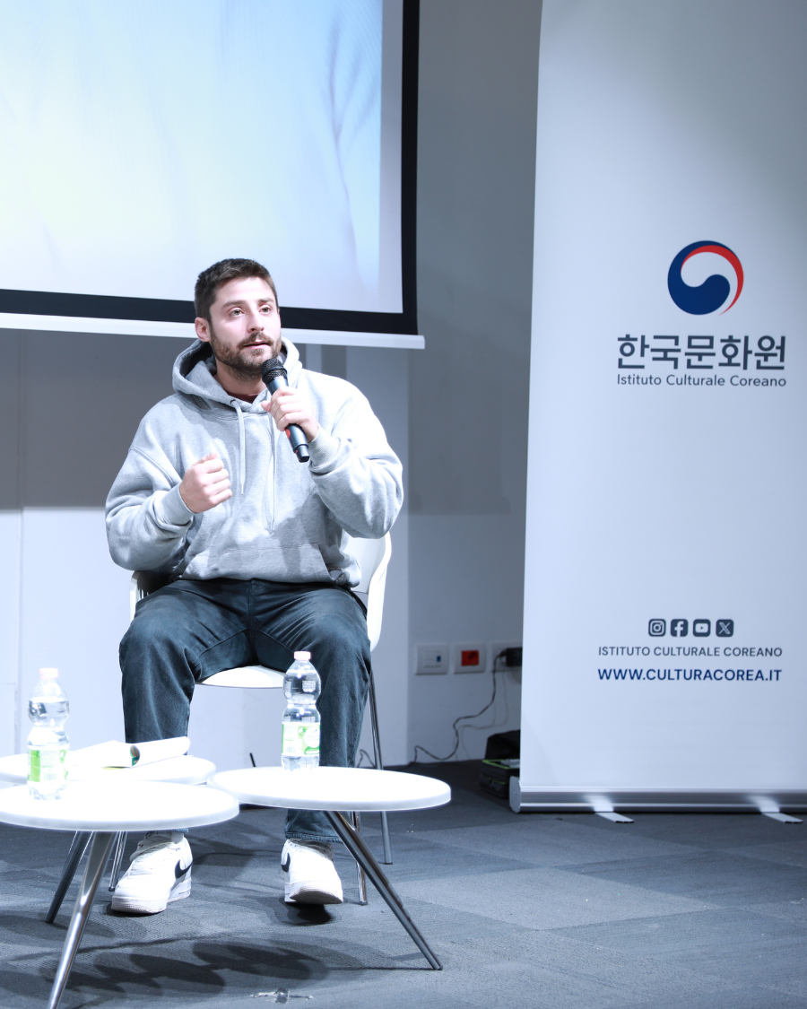 이탈리아 유명 크리에이터 로렌초 프라티코 토크쇼 모습