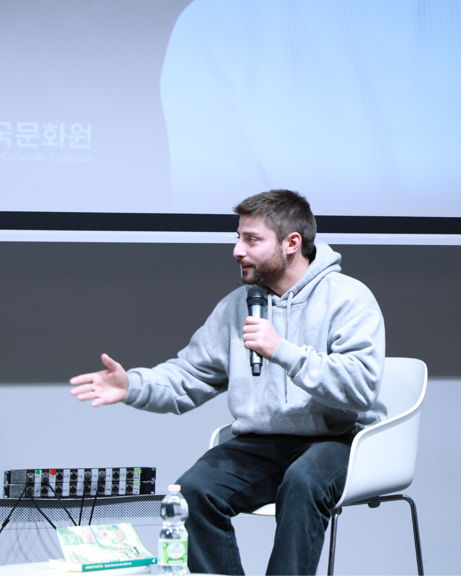이탈리아 유명 크리에이터 로렌초 프라티코 토크쇼 모습
